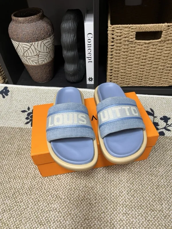 P320💰[New model] Long-term availability, 2025 new model, couple model [LOUlS VUlTTON] comes with drawer box, bag, card, invoice "Louis Vuitton ~ unique modern sandals. 》LV counter purchasing 🏃Men's and women's casual slippers, sold at the same time at the counter, the original old flower material upper is soft and comfortable, (refuses to discolor and rub the feet) sole: original factory special combination original sole, code number: 35--46 4 multiple colors 🉑️ to choose from